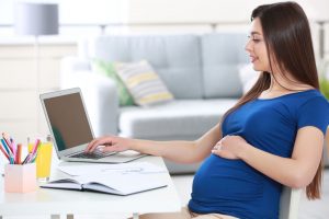 Praca kobiet w ciąży przy komputerze